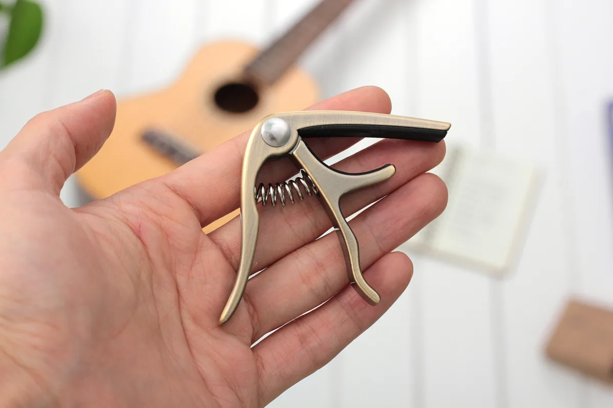 Mini-Kapodaster für Ukulele 2 Mini Kapodaster für Ukulele
